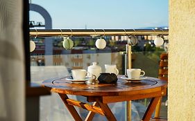 Mirandis Privilegio - Stylish Apartments With Balcony & Free Parking